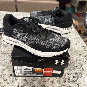 Under Armour Women’s HOVR Intake 6 Black and Gray Sneakers Sz 7.5 New In Box